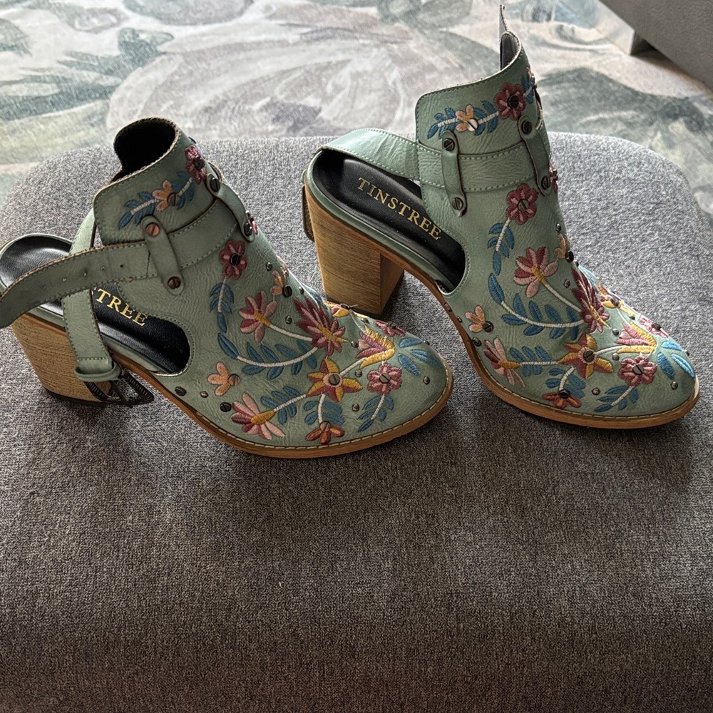 Women's Floral Embroidered Ankle Boots - Blue